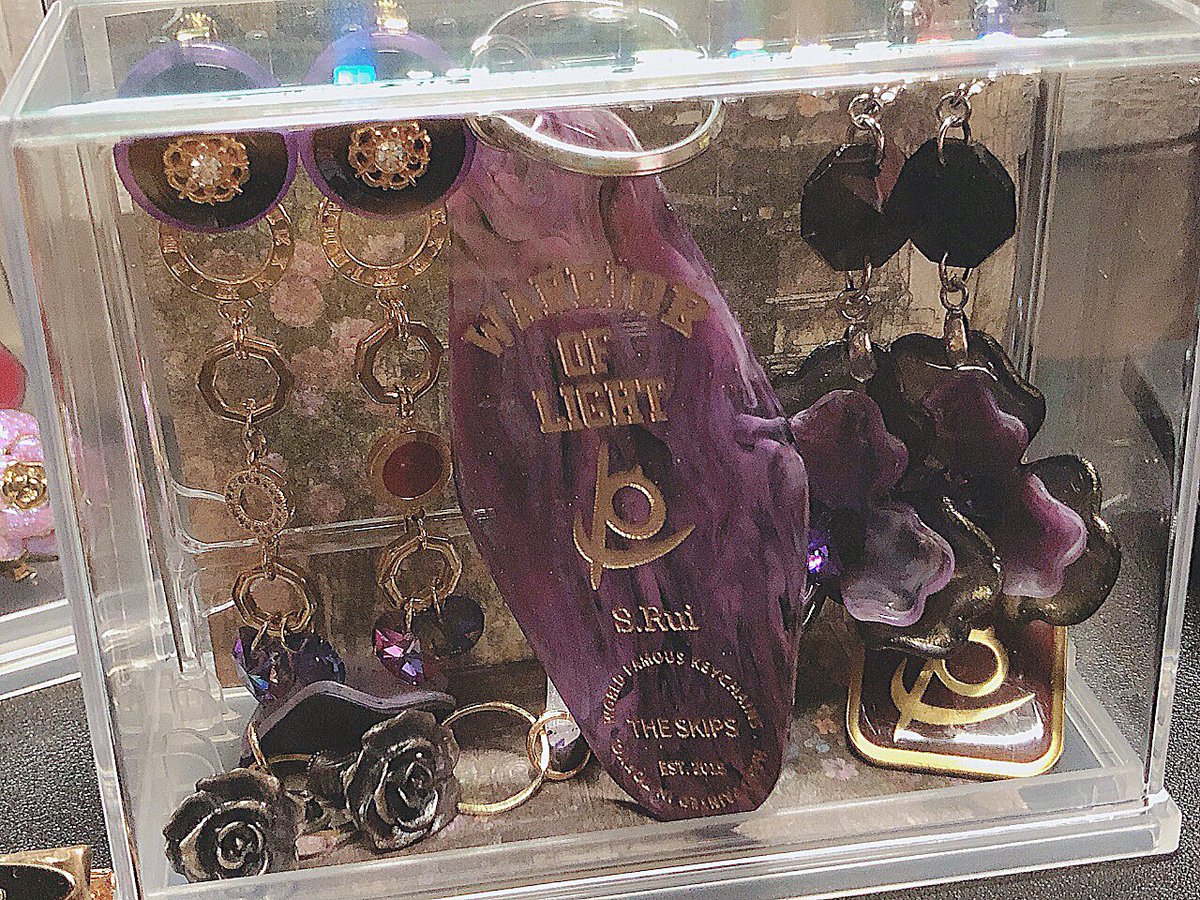 shishamo712's tweet photo. ぷきぃ〜〜〜！！！かわいー！！
そらさん(@sorayu_RedLight )の推しイメージアクセめちゃくちゃ良きだ😭
リーパーAFイメージでお願いしたらお揃いのパーツ付けてくれたり、イメージカラーの薔薇が最高に色気を感じれて元気になる…😭✨
デスク周りに飾って使う時に取り出そう😤 https://t.co/L5YOAxy3hX