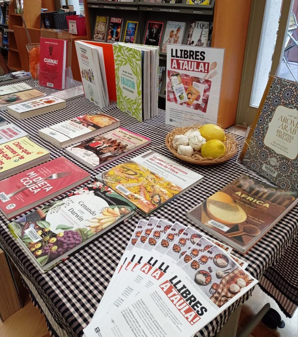 CCElSortidor's tweet photo. 📚 Llibres #ataula! 🍲

📖 La biblioteca #Poblesec Francesc Boix inicia una col·laboració amb el projecte de cultura gastronòmica del Sortidor i presenta aquesta guia de lectura amb una selecció de llibres que podeu trobar a les @BibliotequesBCN: https://t.co/XP6IyfmoH2 🍽️ https://t.co/C4LbaBk23r