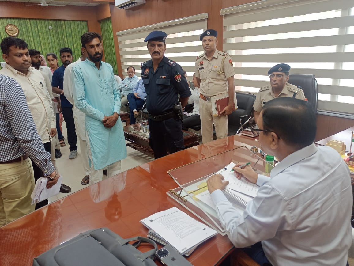 समाधान शिविर में रखी जाने वाली एक-एक समस्या के समाधान पर जिला प्रशासन का पूरा फोकस : उपायुक्त आर.के. सिंह
- बुधवार को उपायुक्त आर.के. सिंह के समक्ष आमजन ने 59 समस्याएं रखी, जिस पर उन्होंने अधिकारियों को तत्परता से निवारण के दिशा निर्देश दिए।
<a href="/DiprHaryana/">DPR Haryana</a> <a href="/cmohry/">CMO Haryana</a>