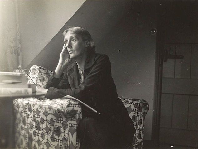 "Ne hoş bir güzelliği vardır; hafif adımlarla, dünyadan gülümseyerek geçenlerin. Kimseye bir kötülüğü dokunmadan yaşayanların..."

Virginia Woolf | Kendine Ait Bir Oda