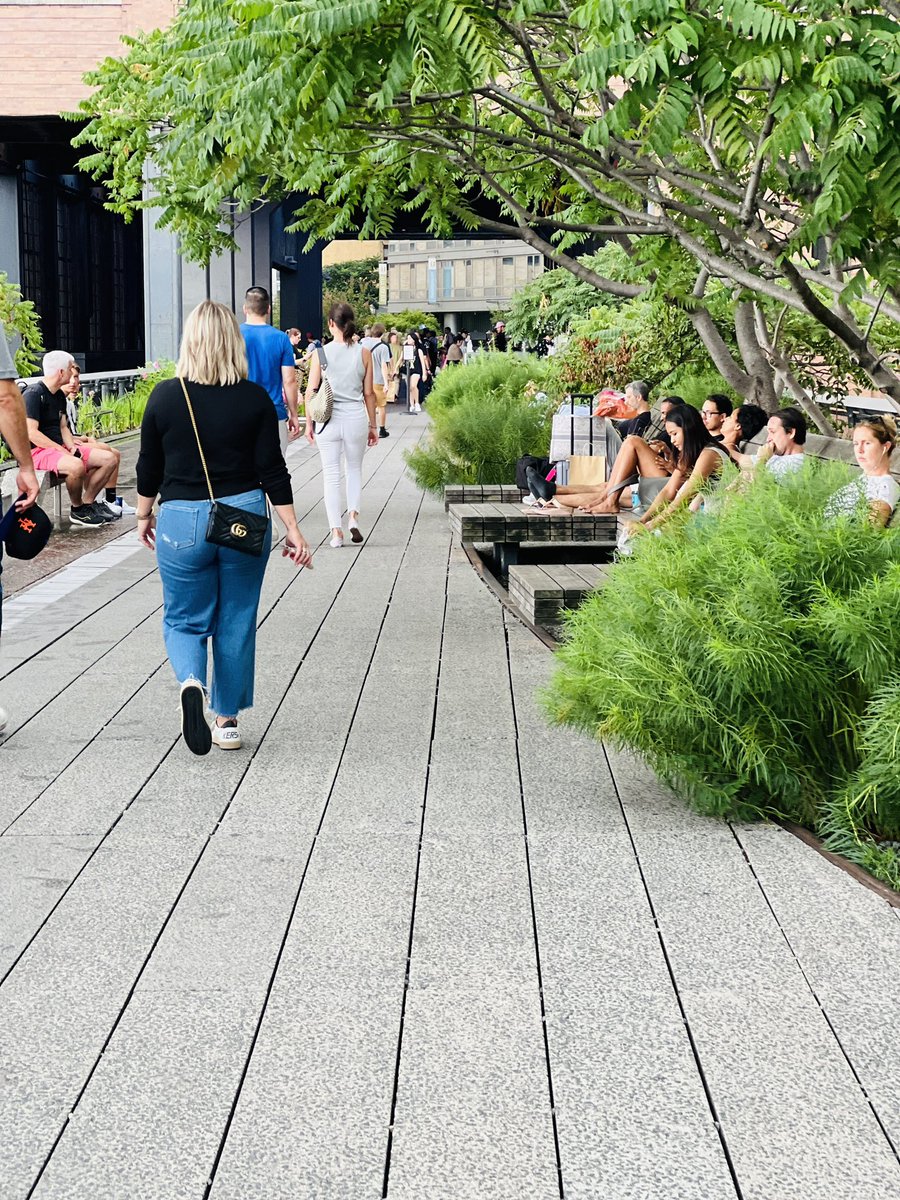 sugaright24's tweet photo. The high line。NYCに行くにあって初めてこの場所を知った。かつては、鉄道が通っていた場所を公園に変えて人々の憩いの場所へ。建物のサステナブルな活用としてすごく素敵だ。 https://t.co/FpG5p8EMzJ