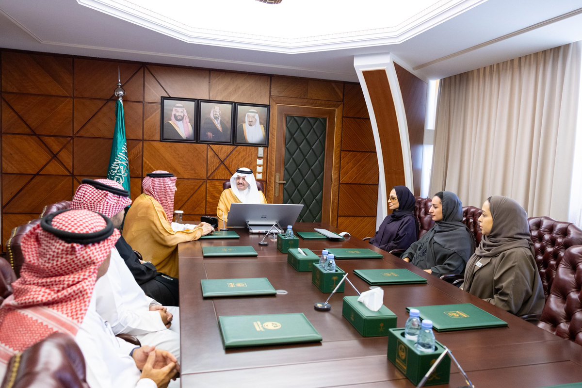 emara_sharqia's tweet photo. استقبل صاحب السمو الملكي الأمير سعود بن نايف بن عبدالعزيز
#أمير_الشرقية
في مكتب سموه بديوان الإمارة اليوم الأربعاء الاستاذ حسن بن علي الجاسر الرئيس التنفيذي لصندوق الأمير سلطان بن عبدالعزيز التنموي، بحضور نائب الرئيس التنفيذي الاستاذة هناء بنت عبدالمحسن الزهير وعدد من قيادات الصندوق.
