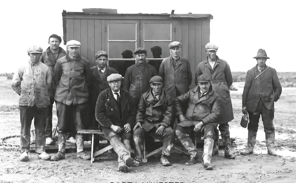 Bart Lankester uit Wieringen beschrijft in zijn pas verschenen boek ‘Stakkers &amp; Stakers’ hoe de crisis in de jaren 1930-1940 hard aan kwam in het noordelijke deel van Noord-Holland: bit.ly/3WabH9i 😟