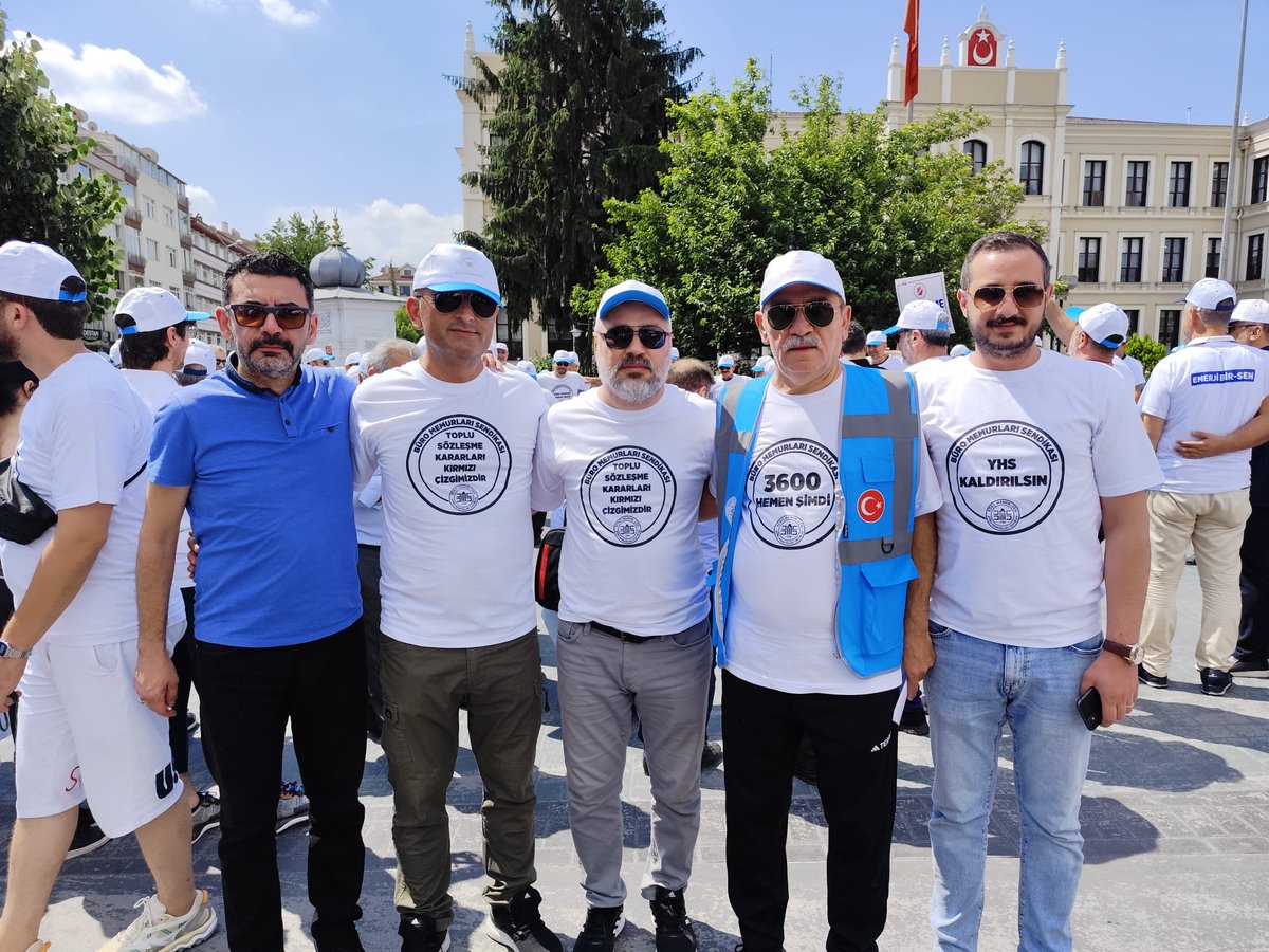 Servis hizmetlerinin devam etmesi,kira yardimi yapilmasi, mulakatlarin kaldirilmasi , yardimci hizmetler sinifinin kaldirilmasi, 1. Dereceye gelmis herkese 3600 Ek Gostergenin verilmesi adına Boluda eylemdeyiz.

⁦<a href="/yusufyazgan37/">Yusuf YAZGAN</a>⁩