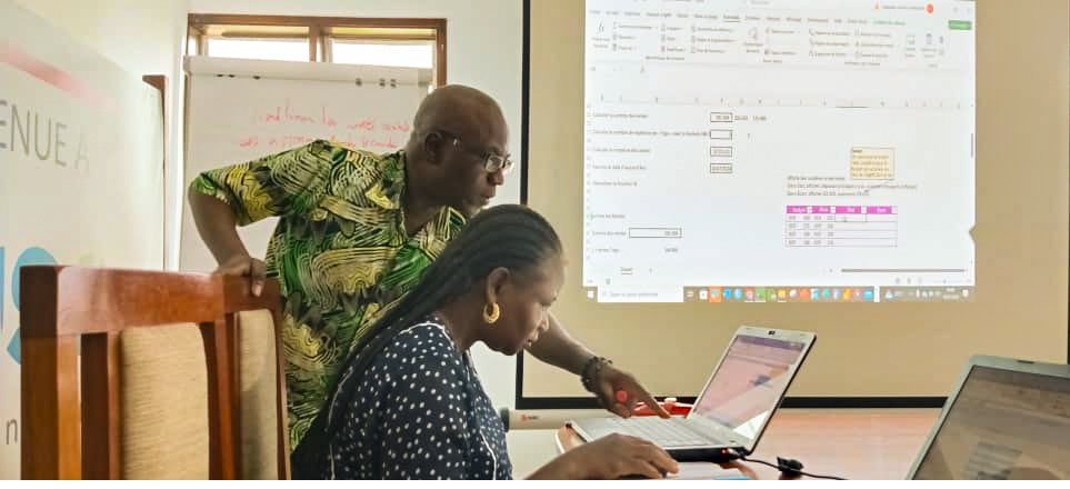 fadec_ong's tweet photo. Au siège de @CusoInternational à #Cotonou les ONG @WILDAFAO, @GRASID, @CeradisOng et #FADeC ont suivi un atelier sur la Gestion Axée sur les Résultats et le chiffrier électronique. Merci à CUSO et aux formateurs @AmosYaoSani et @FalolaBoussari pour ce renforcement de capacités. https://t.co/7O9JOyFc73