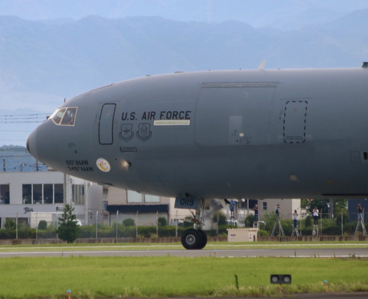 Wmineraru's tweet photo. KC-10 RW18↗︎
テンダーやっと撮れたァァ！やっぱいい音だねー。雨降ってなかったら間に合わなかったありがとう雨🤣
#横田基地　#RJTY https://t.co/AxGAgOKd1z