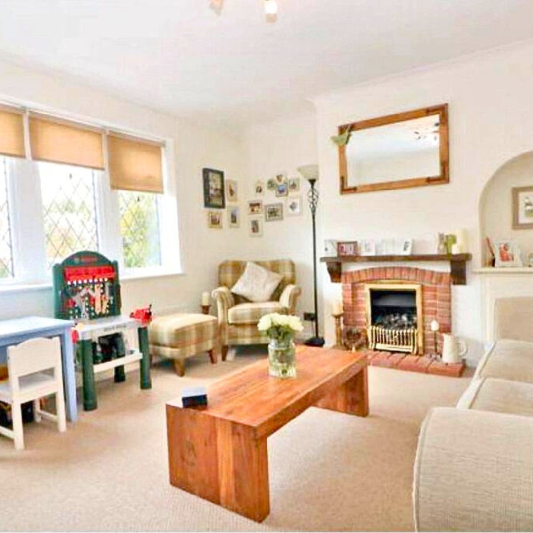 LondonPropert20's tweet photo. 🏡 New Property in Rochester, Kent! Dutch barn style home with modern kitchen &amp; bathroom, spacious living areas, and sunny garden. Perfect for families &amp; commuters. Contact us for a viewing! #Rochester #NewListing #RealEstate #PropertyConsultantsGroup https://t.co/pTbch8D7bs