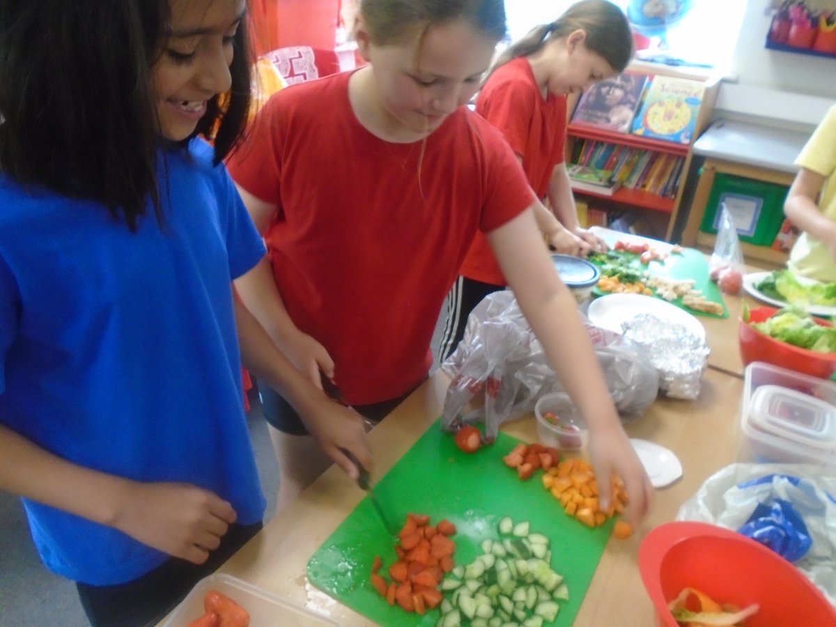 @HurstheadJuniors (@hurstheadjnrs) on Twitter photo 3FP have enjoyed making a healthy salad for Healthy Hursthead Day, using lettuce which they have grown on Hursthead soil! The children demonstrated fantastic maturity and care when using sharp knives - well done everyone! 3FP have enjoyed making a healthy salad for Healthy Hursthead Day, using lettuce which they have grown on Hursthead soil! The children demonstrated fantastic maturity and care when using sharp knives - well done everyone!