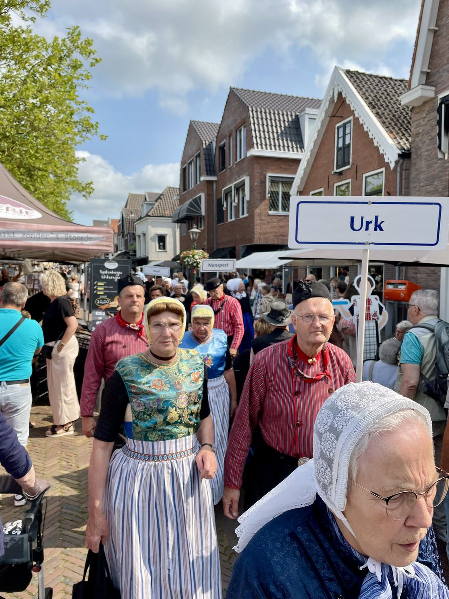 JanBertHeinen's tweet photo. Goedemorgen beste mensen ๐๐ป Vandaag de eerste Spakenburgse Dag. Van harte welkom in ons mooie dorp. #cultuur #visserij #puur #botters #museumhaven #Spakenburg #klederdracht #braderie https://t.co/RbluXS5F2V