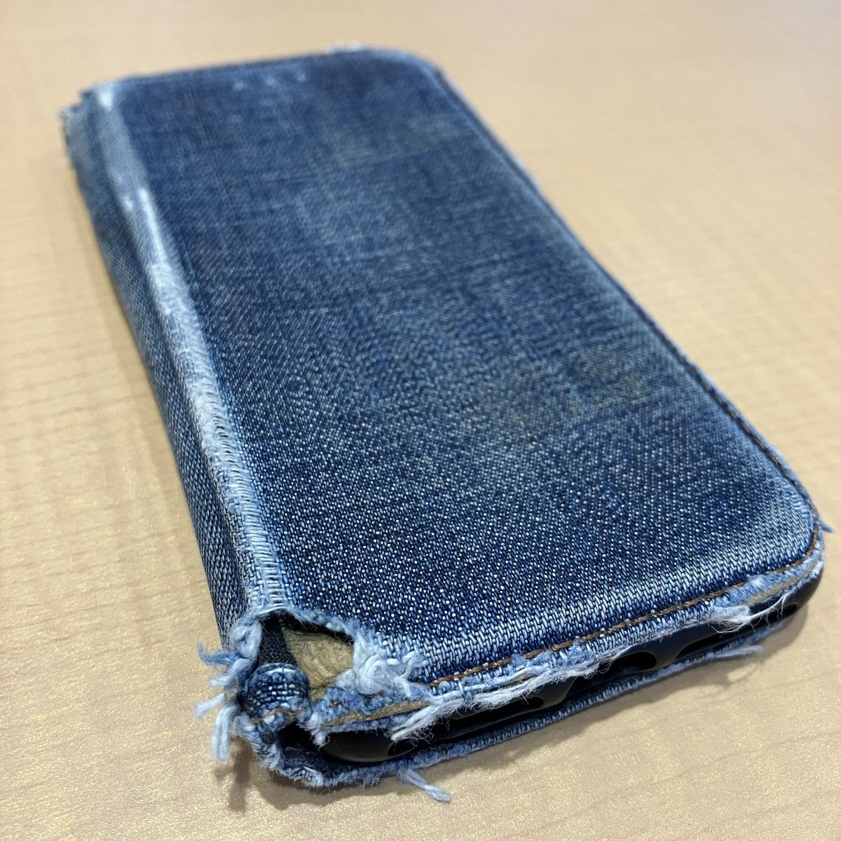 mtky0058's tweet photo. 2代目のiPhoneケースもだいぶエイジングが進んできたので、そろそろ3代目へ更新かな
#NeedNetwork #岡山デニム #ジーンズソムリエ https://t.co/BAYMPBmHhV