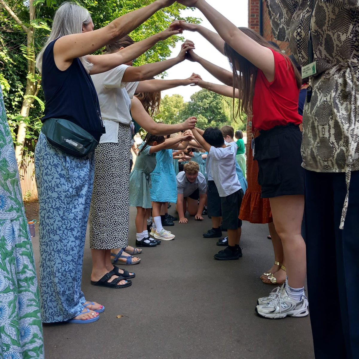 sheen_mount's tweet photo. The infamous Sheen Mount tunnel has been in full working order this morning. Good luck to our Year 6s! https://t.co/sNQGIFs2vL
