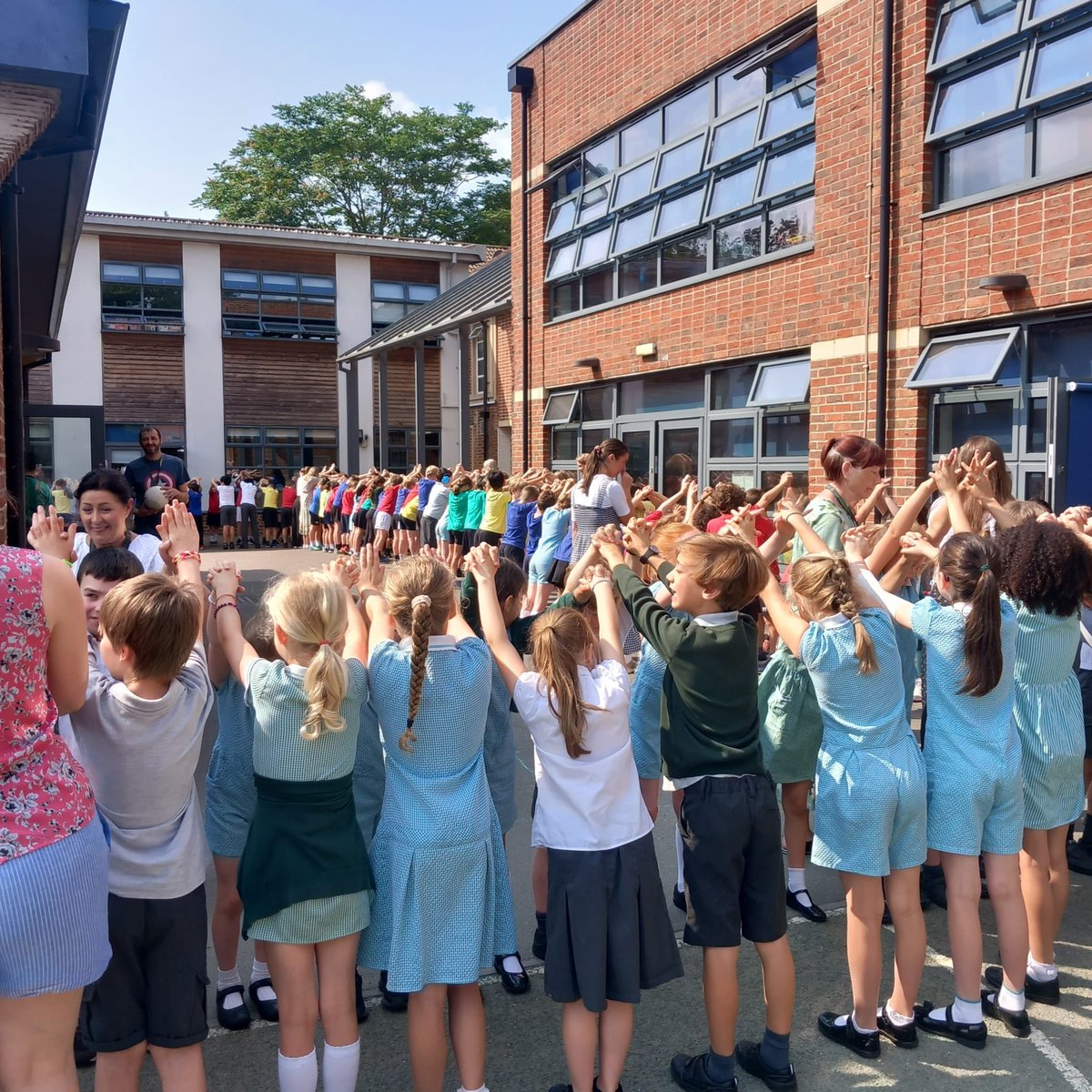 sheen_mount's tweet photo. The infamous Sheen Mount tunnel has been in full working order this morning. Good luck to our Year 6s! https://t.co/sNQGIFs2vL