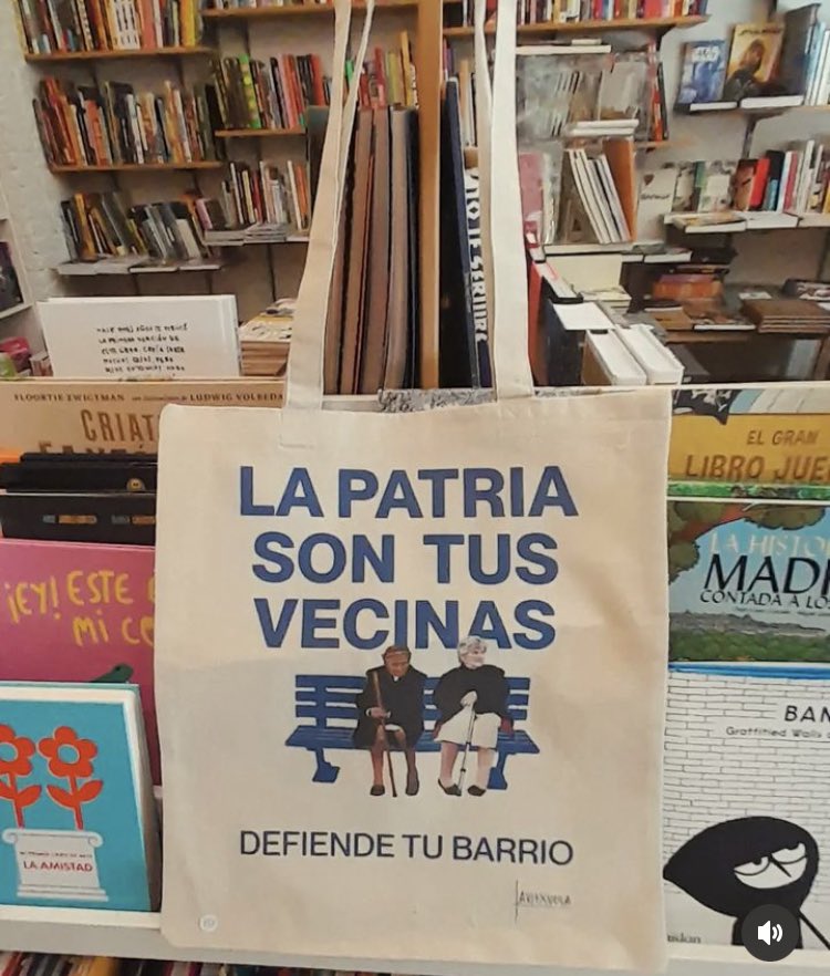 Y esta bolsa vista en la librería El Molar, qué?

Mis vecinas me riegan las plantas, me dan palique, me apartan comida, me cuidan a los niños, dan tranquilidad y me hacen sentir menos sola. 

Mis vecinas son gloria bendita. Son un pan con chocolate. Una luna llena pa un loba.