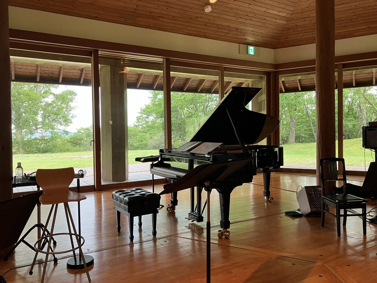 Carrie0829's tweet photo. @kabaking02 羽毛田丈文さんの八ヶ岳コンサート。音楽堂の音が良くて、羽毛田さんの美しいメロディーと音色がいつもにも増して心に染み渡りました💕この美しい緑を背景に美しい音楽、最高の癒しです。時間よ止まれ⏳と思いました。有り難くて涙が出ちゃう✨🥲✨ https://t.co/aMUA8Ep1wh