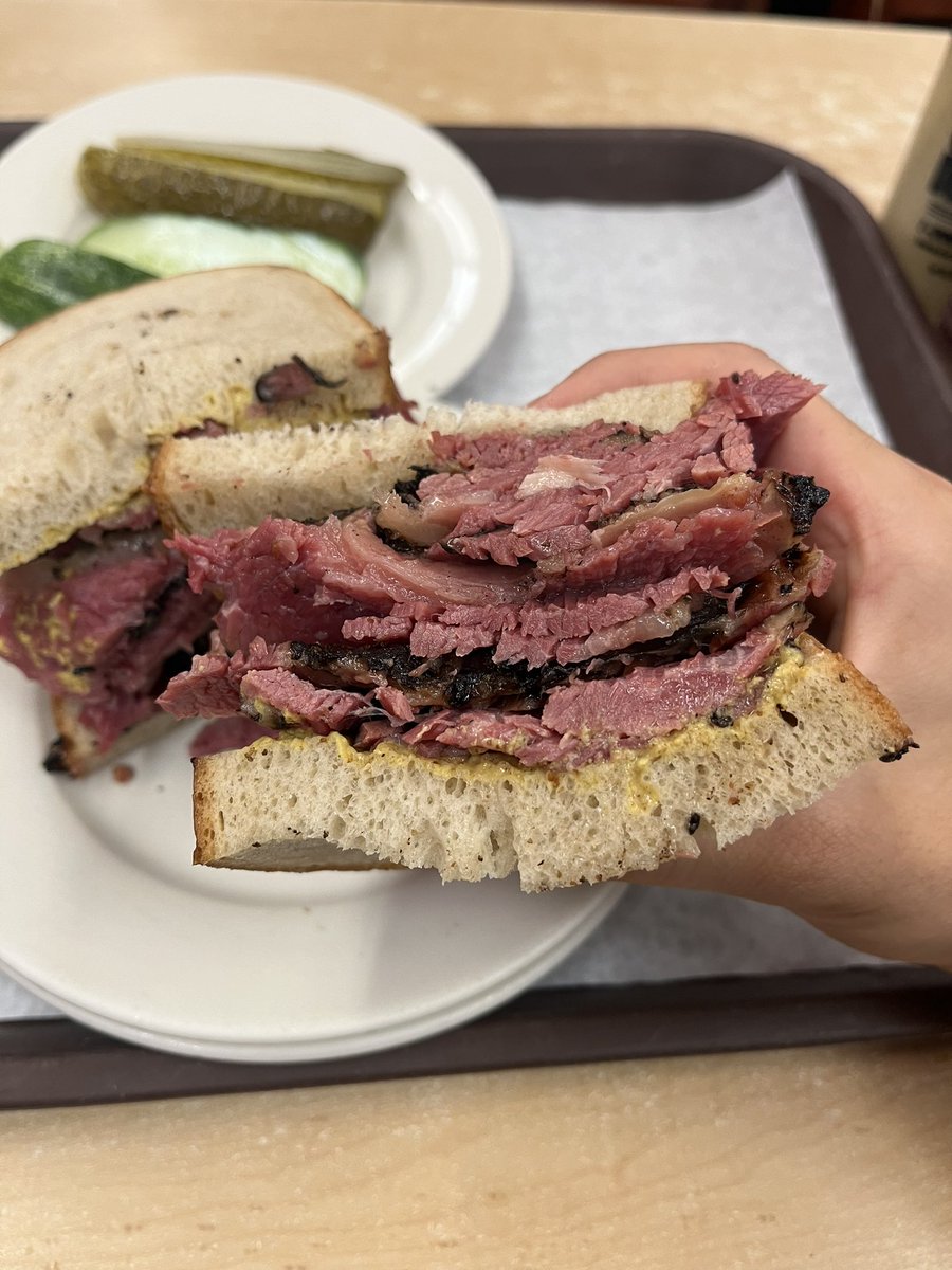 sugaright24's tweet photo. KATZ’S DELICATESSEN。食べ応えがすごい。ボリュームありすぎてみんな半分はテイクアウト。 https://t.co/XAlE7Ov8YI