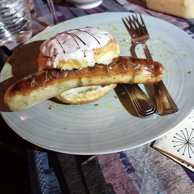 avocadogucci's tweet photo. Is das jetzt Berliner oder Frankfurter?? https://t.co/u4I9H4RoY7
