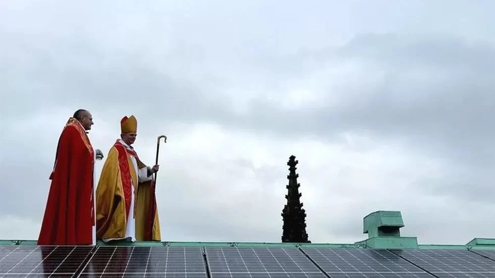 'Adapting Historic Buildings for Energy and Carbon Efficiency: Historic England Advice Note 18' (PDF, 2.11 MB) <a href="/HistoricEngland/">Historic England</a> - historicengland.org.uk/images-books/p…

Image: Chester Cathedral - The blessing of the solar panels at Chester Cathedral in 2023. <a href="/ChesterCath/">Chester Cathedral</a>