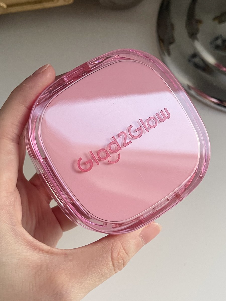 leyareen's tweet photo. another skincare brand yang ngeluarin makeup 🫰🏻

finishnya high coverage &amp; oksidasinya MINIM, gw yakin bakal cepet sold out soalnya bagus 🫵🏻

a short review thread ⬇️ https://t.co/5jkTtFl8l9