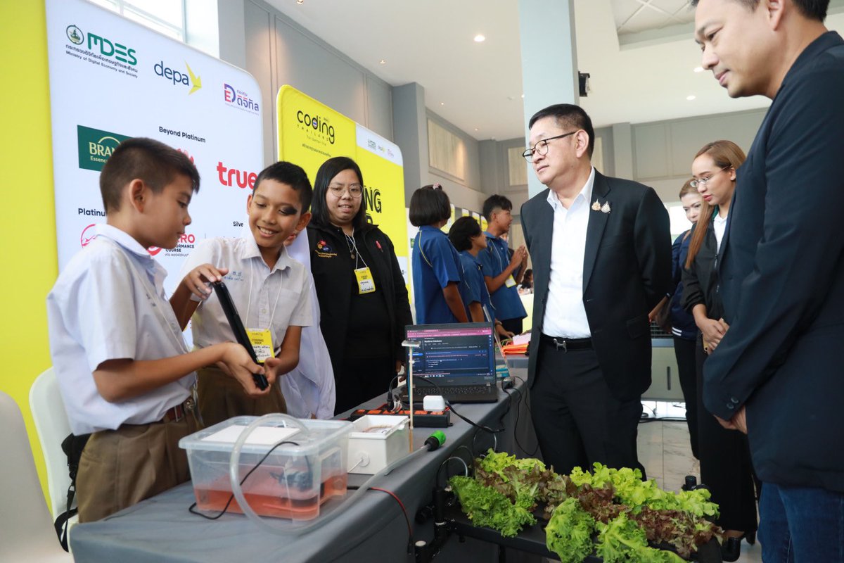 Prasertofficial's tweet image. MDES@PHUKET PT. 2
“Coding Thailand for a better life - สร้างรากฐานอนาคตประเทศไทย” 

ผมเข้าไปให้กำลังใจเหล่าเยาวชนที่เข้าเเข่งขันในการสร้างสิ่งประดิษฐ์ดิจิทัล เพื่อใช้ในชีวิตประจำวัน รู้สึกภูมิใจมากที่เด็กๆยุคใหม่เก่งเเละทันสมัย ยอมรับเลยครับ 👍🏼❤️⚙️✨

#MDES #depa #CodingThailand