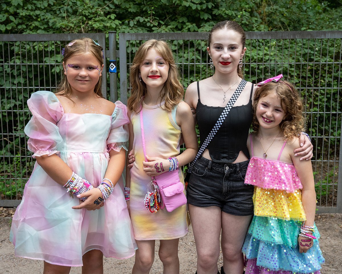 Grüße an alle #Swifties! Gestern waren wir beim <a href="/taylorswift13/">Taylor Swift</a> Konzert in #Hamburg und haben für unsere kommende Glitzer-Ausstellung Fans zu ihren funkelnden Outfits befragt. Stay tuned ✨ 

Glitzer
28.2.25 – 12.10.25
bit.ly/mkg-glitzer

#mkghamburg <a href="/taylornation13/">Taylor Nation</a>