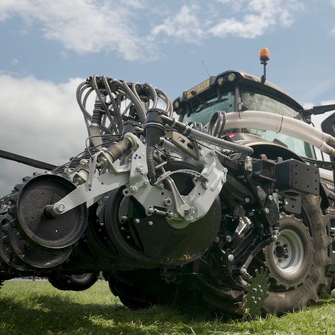 TheFarmingForum's tweet photo. Charlie from @HorizonAgri tells us about their MDSX mounted direct disc drill and FT2200 dual front hopper in the @mydirectdriller at @CerealsEvent arena

Watch the video ➡ https://t.co/XJbWi3lgkB

#horizon #directdriller #directdrilling #regenerativefarming #sustainablefarming https://t.co/hA6JPAoxvu