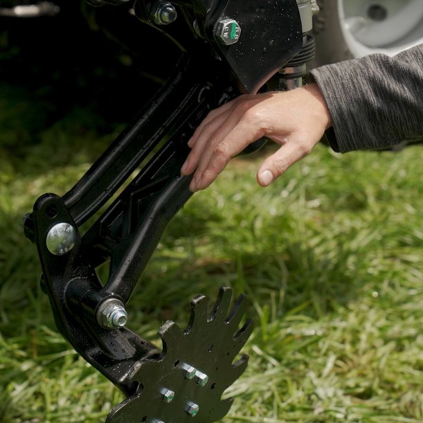 TheFarmingForum's tweet photo. Charlie from @HorizonAgri tells us about their MDSX mounted direct disc drill and FT2200 dual front hopper in the @mydirectdriller at @CerealsEvent arena

Watch the video ➡ https://t.co/XJbWi3lgkB

#horizon #directdriller #directdrilling #regenerativefarming #sustainablefarming https://t.co/hA6JPAoxvu