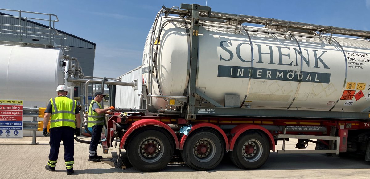 Having started selling #sustainableaviationfuel #SAF back in May, #londonoxfordairport now offers two blend ratios, either 30% or 10% - posted prices published weekly, mid-week @  oxfordairport.co.uk/fuel-price-4/ #BizAv