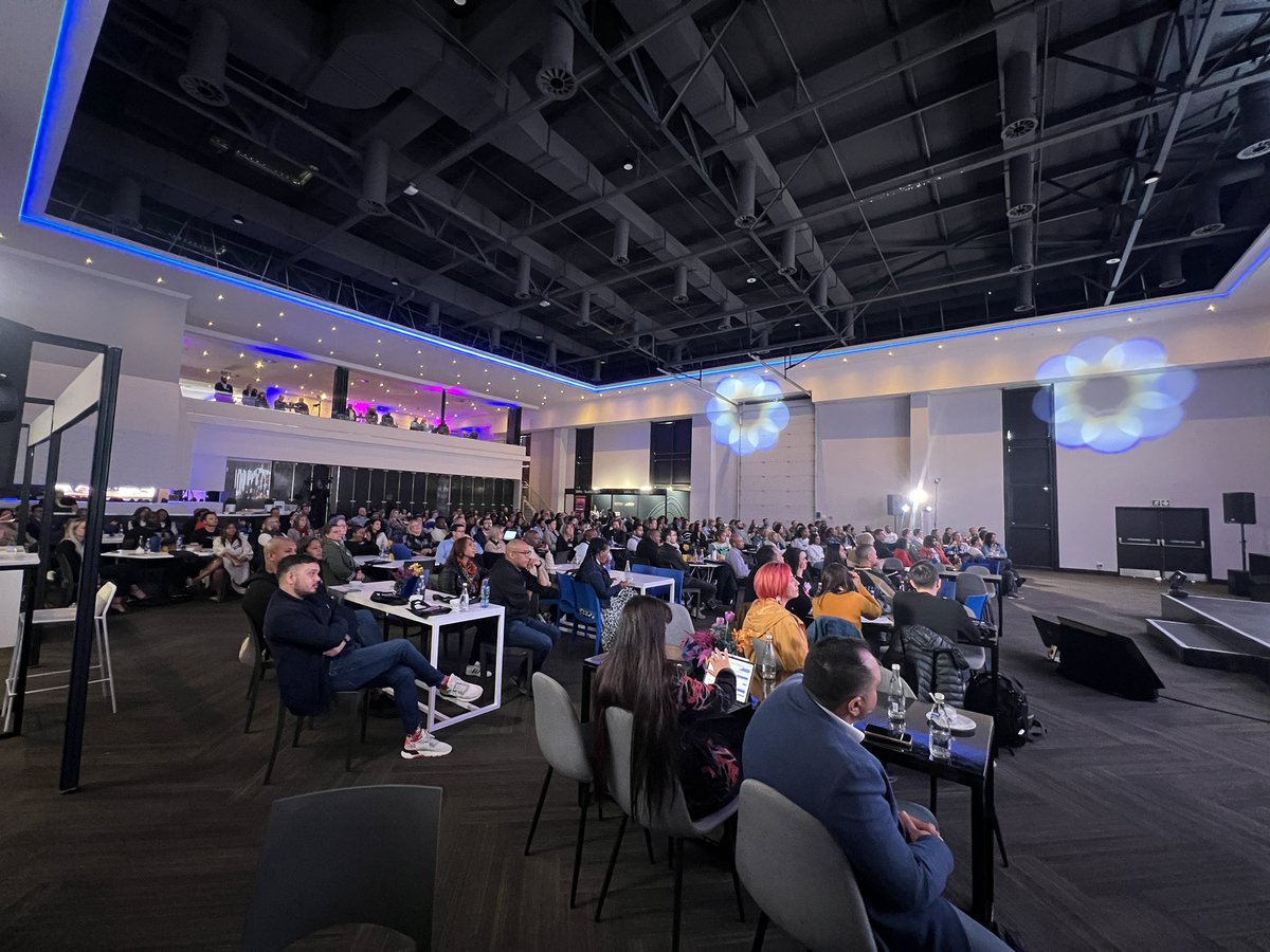 Biased77's tweet photo. 270 clients, partners and IQers taking agile to the next level #GESHIDOCON https://t.co/1XB8VdxuhW