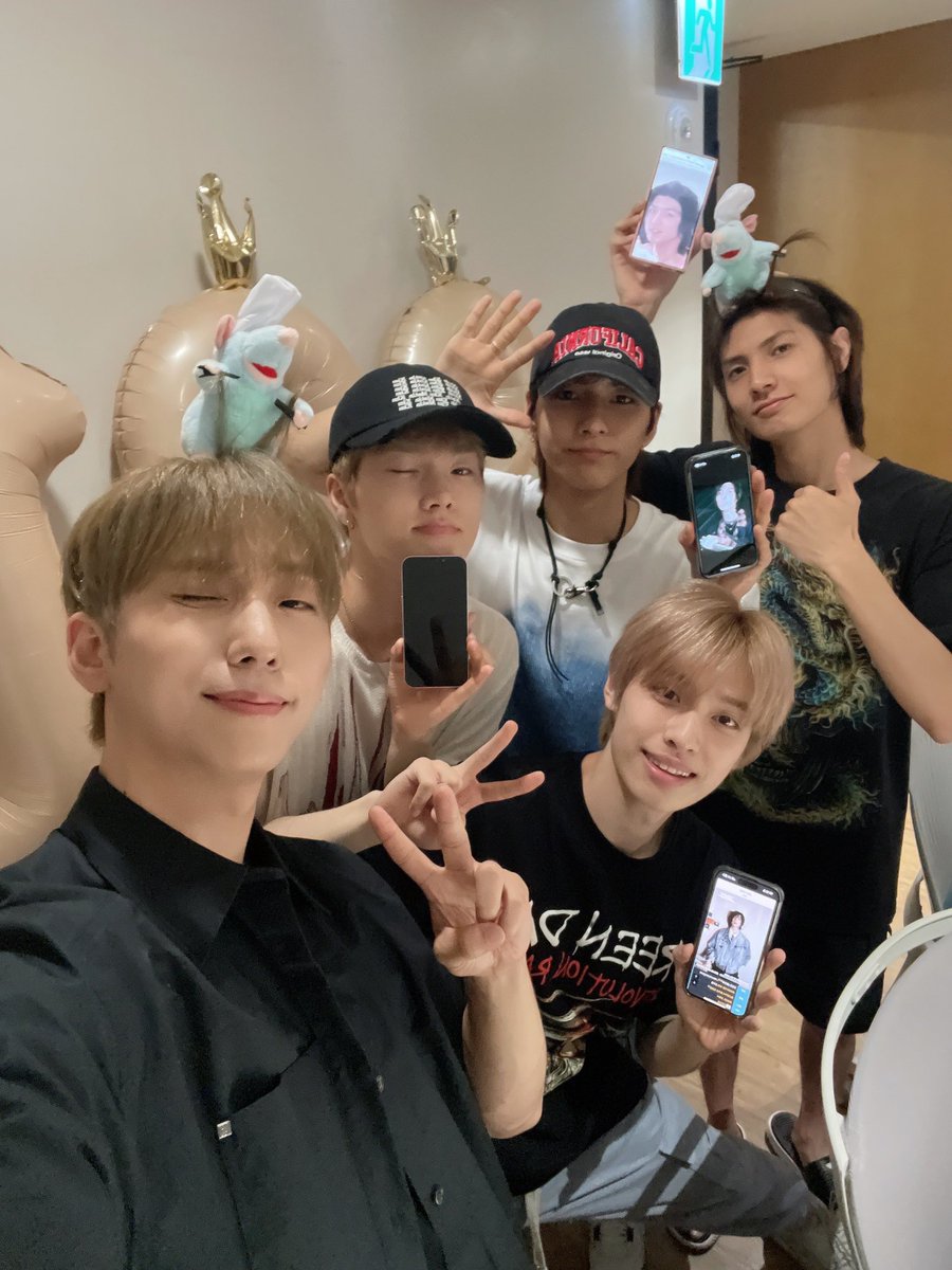 XH_official's tweet photo. [ #Xtra_Scenes ]

HAPPY BIRTHDAY #Gunil

먹고 싶었던 맛있는 음식과
사랑하는 멤버들
그리고 우리 빌런즈 💕

함께하니 최고의 생일이에요🐹🎂

#HappyGunilDay
#런즈들의_등대_건일이_탄신일
#God_Gunil_Day https://t.co/YIImL8wsXx