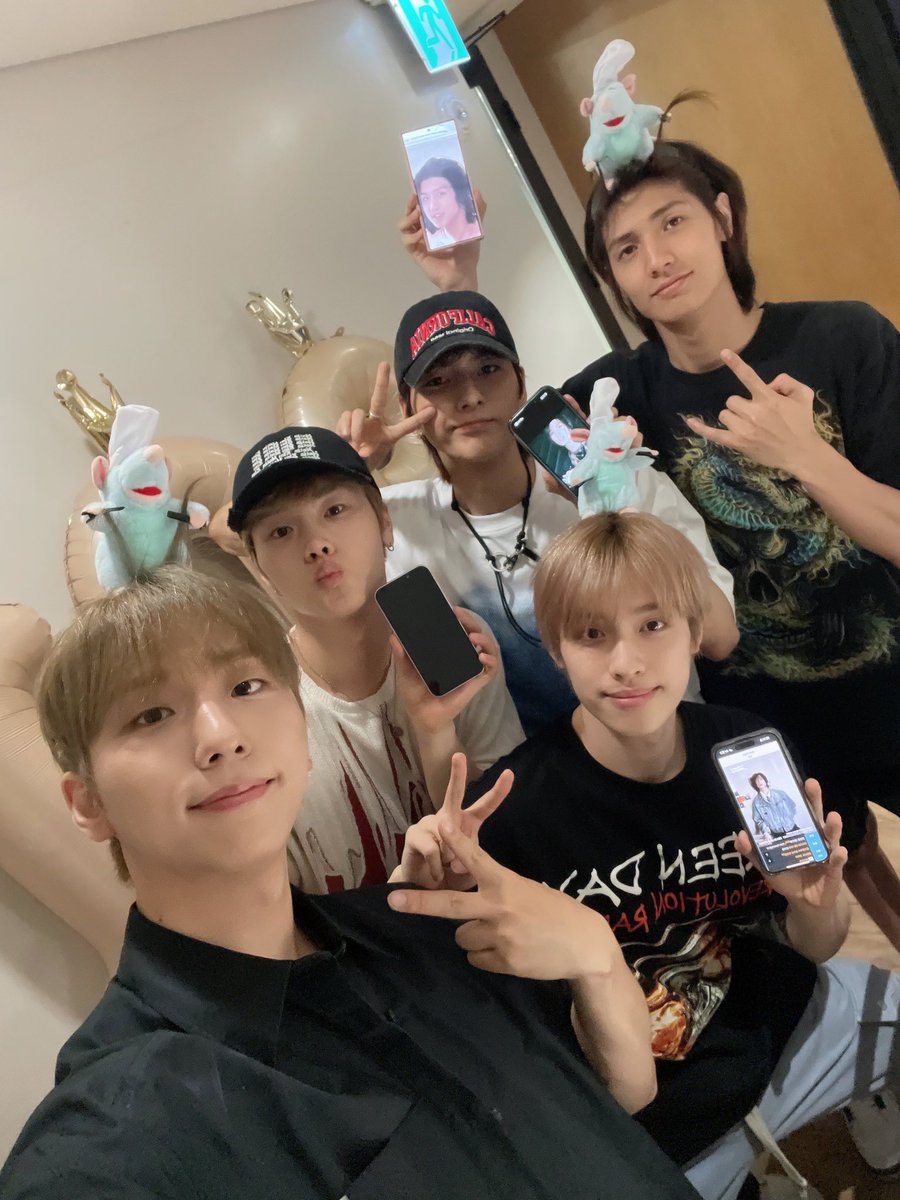 XH_official's tweet photo. [ #Xtra_Scenes ]

HAPPY BIRTHDAY #Gunil

먹고 싶었던 맛있는 음식과
사랑하는 멤버들
그리고 우리 빌런즈 💕

함께하니 최고의 생일이에요🐹🎂

#HappyGunilDay
#런즈들의_등대_건일이_탄신일
#God_Gunil_Day https://t.co/YIImL8wsXx