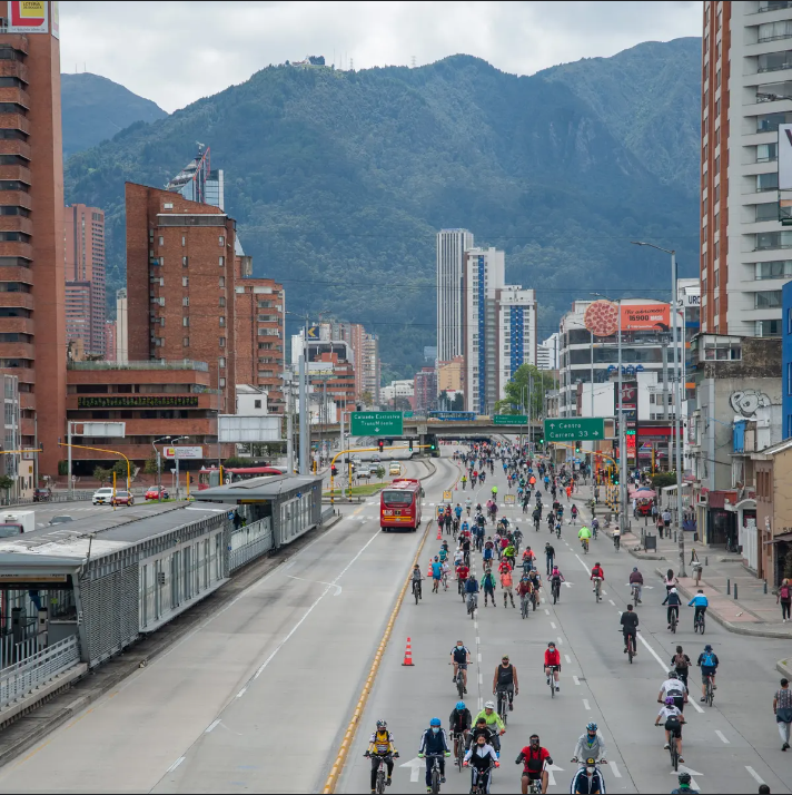 designcouncil's tweet image. 🌎 #DesignForPlanet in Action 🌿 Bogotá's Ciclovía attracts 1.5M+ people weekly to cycle, walk and skate down 120km of motor vehicle free streets, cutting air pollution and boosting health. This systemic design approach contributes to a cleaner, healthier city 🚲 #SystemicDesign