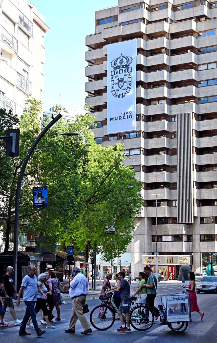 claritaalarcon's tweet photo. 825-2025. 
El emir Abderrahman II fundó la ciudad de Murcia. ¿ Eso aparece en la banderola por algún lado? 
El escudo es muy bonico y su lema también, pero no es eso lo que se conmemora. https://t.co/UvVIhF44Iw