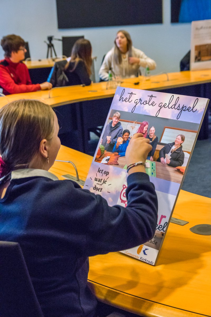 💡 TIP voor beleidsmakers, jongerenwerkers en professionals binnen het sociaal domein: doe samen met je collega's mee aan de Focusweek Armoede van <a href="/Movisie/">Movisie</a>. Ontvang 5 dagen lang een opdracht in je mailbox en #armoede beter begrijpen. tinyurl.com/focusweekarmoe…