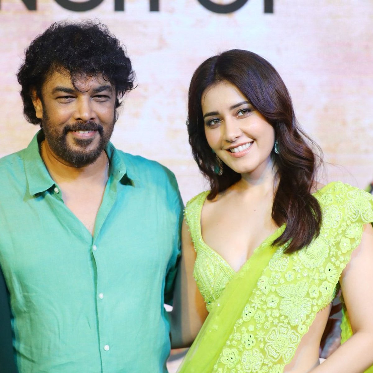 FridayCinemaOrg's tweet photo. #FridayScoop 

Shooting of #SundarC &amp; #Vadivelu full swing in and around Tenkasi. 

25 Days continuous shooting. 

Heroine - #RaashiKhanna 
Music - C Sathya https://t.co/qrgcnywXQw