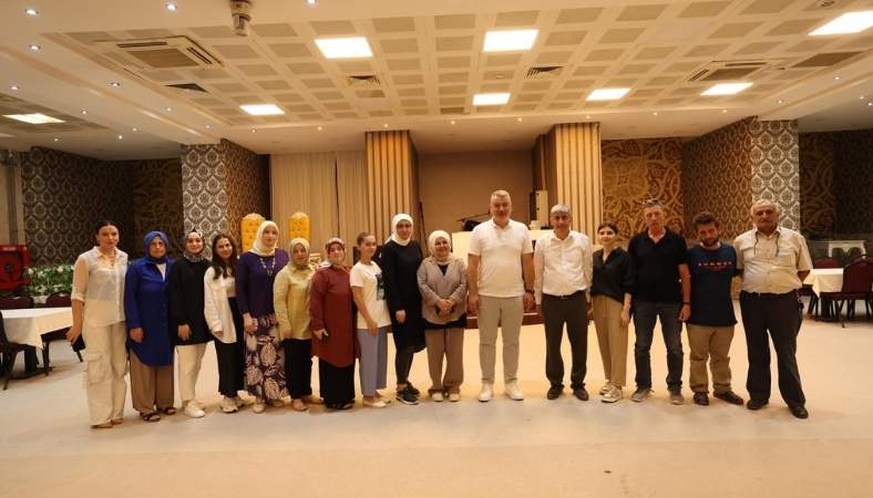 Vatandaş Hizmet Bekliyor: Serdivan Belediyesi personeliyle yemekte bir araya gelen Başkan Çelik, “Mazeret üretme, tembellik etme lüksümüz yok. Vatandaşımız bizden hizmet bekliyor. Çok çalışacağız ” dedi Serdivan Belediye Başkanı Osman Çelik, belediye… dlvr.it/TB0Ynh