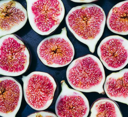 AlpacaAurelius's tweet photo. figs are true superfoods and one of the oldest foods known to man

they are loaded with polyphenols, phytochemicals and minerals shown to boost cognitive function and reduce the risk of diabetes, CVD and constipation

in women, dried figs help decrease pain and issues with menstruation