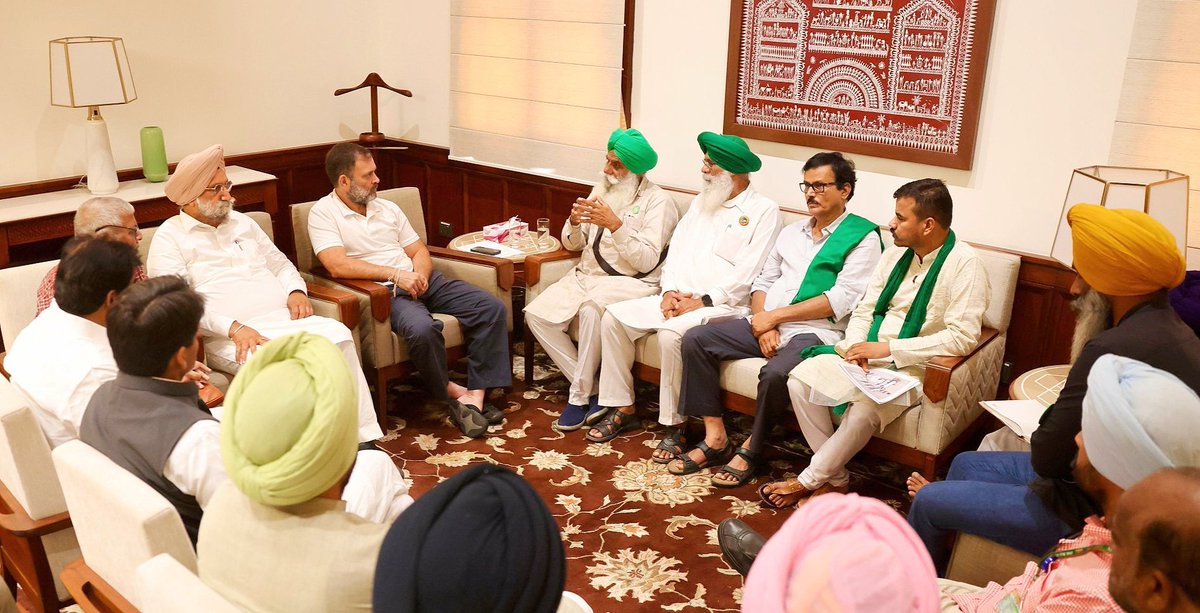 KoharAbhimanyu's tweet photo. आज विपक्ष के नेता @RahulGandhi जी से किसान नेताओं ने मुलाकात कर के MSP गारंटी कानून के मुद्दे को तथ्यों सहित उठाया, राहुल गांधी जी ने वायदा किया कि आने वाले समय में MSP गारंटी कानून समेत किसानों के सभी मुद्दे संसद में गूंजेंगे।
#farmers #Parliament #Kisan #RahulGandhi https://t.co/1H07Fq1scQ