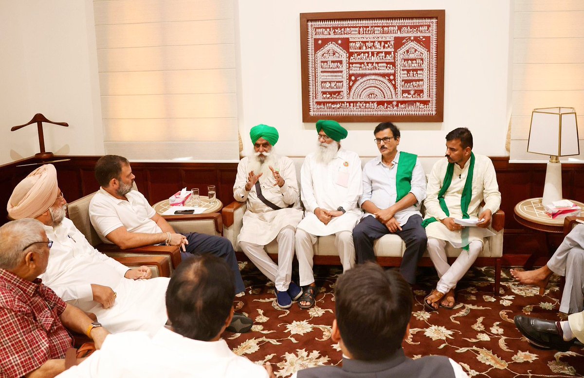 KoharAbhimanyu's tweet photo. आज विपक्ष के नेता @RahulGandhi जी से किसान नेताओं ने मुलाकात कर के MSP गारंटी कानून के मुद्दे को तथ्यों सहित उठाया, राहुल गांधी जी ने वायदा किया कि आने वाले समय में MSP गारंटी कानून समेत किसानों के सभी मुद्दे संसद में गूंजेंगे।
#farmers #Parliament #Kisan #RahulGandhi https://t.co/1H07Fq1scQ