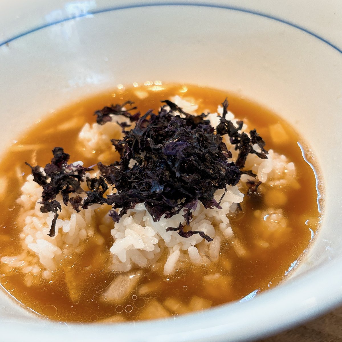 ⭐️煮干らぁ麺＋ばら海苔ご飯
久しぶりのMasamasaさん。
原点の煮干らぁ麺をいただきました。しなやかでシルキー平打ち細麺が煮干しの旨みと風味が存分に引き出されたスープを纏って絶品😋トッピングのロールバラチャーシューもうまい。残ったスープにばら海苔ご飯をダイブしてピリオド🥰