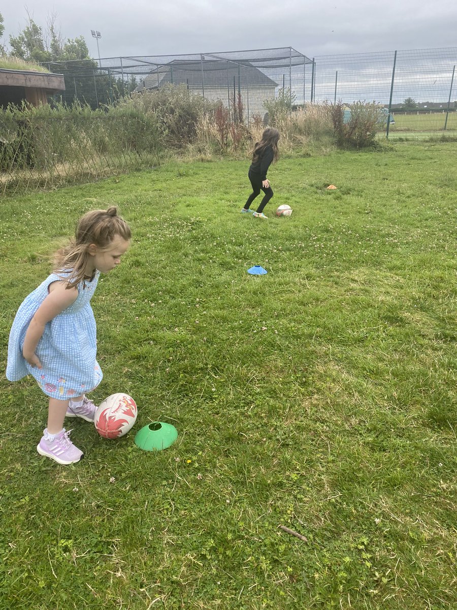 Tom_Meredith_'s tweet photo. Fun morning @CpNeyland delivering some rugby at a @foodandfunwales camp. Plenty of smiles on faces! 🏉

@WRU_Scarlets @WRU_Community @aledparry @JoeDaviesWRU @BenRose9980 @CymunedScarlets https://t.co/4hBtYDYd5Z
