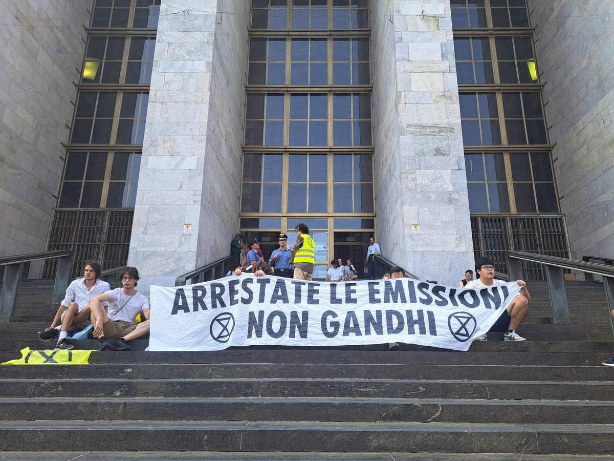 XrItaly's tweet photo. 🔴 OCCUPATO L'INGRESSO DEL TRIBUNALE  

Decine di persone vestite da #Gandhi stanno occupando l’ingresso del Tribunale di #Milano  

Denunciamo la deriva autoritaria di questo governo, confermata dal nuovo pacchetto #Sicurezza

Il dissenso è democrazia! https://t.co/wBYu1kJNrR