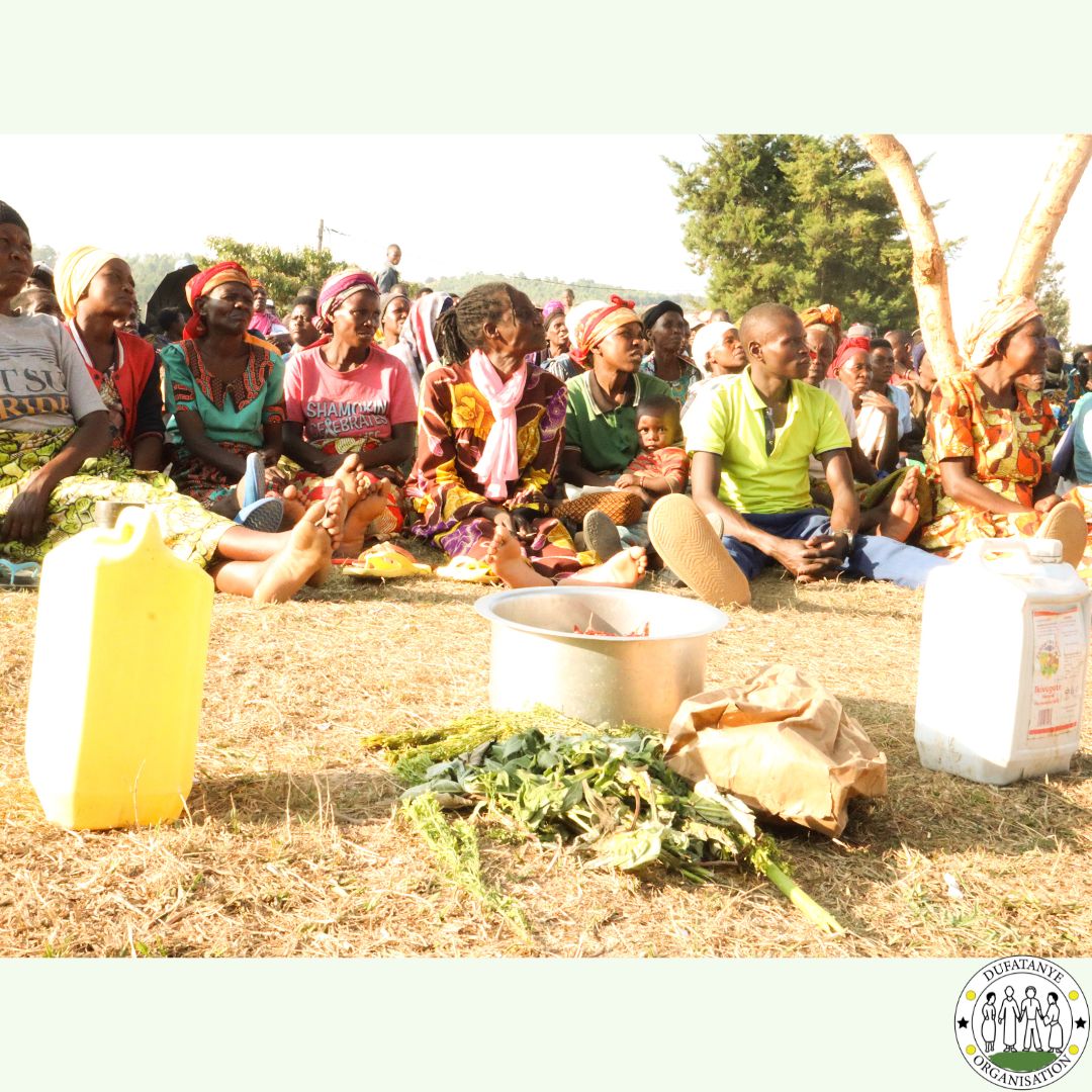 DufatanyeOrg's tweet photo. In partnership with the Suyana Foundation, we trained the people from our Green Villages of Hope Karwiru and Kadusenyi on "Integrated and Pesticide Management" using nearby resources to protect them and the environment. #OrganicFarming #ProtectionOfEnvironment @NyanzaDistrict https://t.co/zbO8I7Oo2V