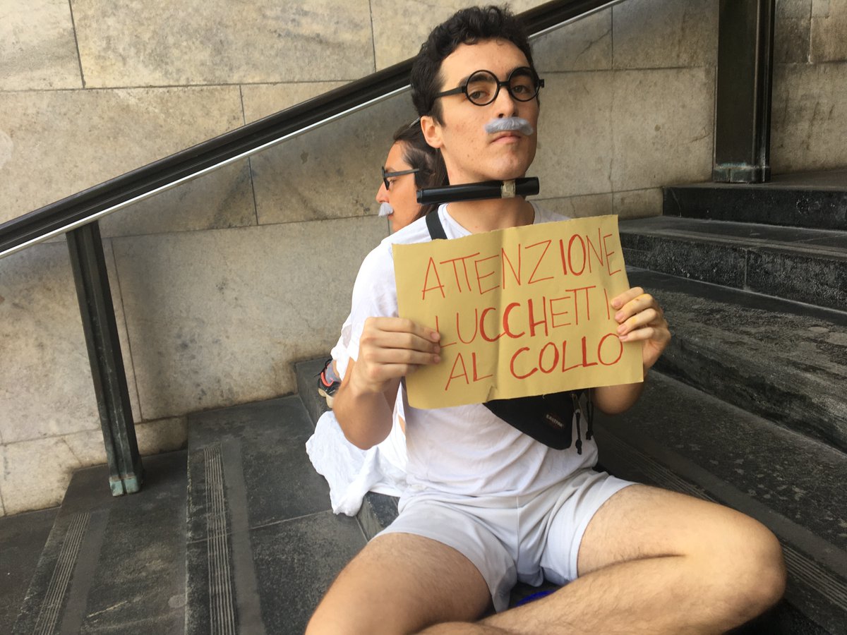 🔴 OCCUPATO L'INGRESSO DEL TRIBUNALE  

Decine di persone vestite da #Gandhi stanno occupando l’ingresso del Tribunale di #Milano  

Denunciamo la deriva autoritaria di questo governo, confermata dal nuovo pacchetto #Sicurezza

Il dissenso è democrazia!