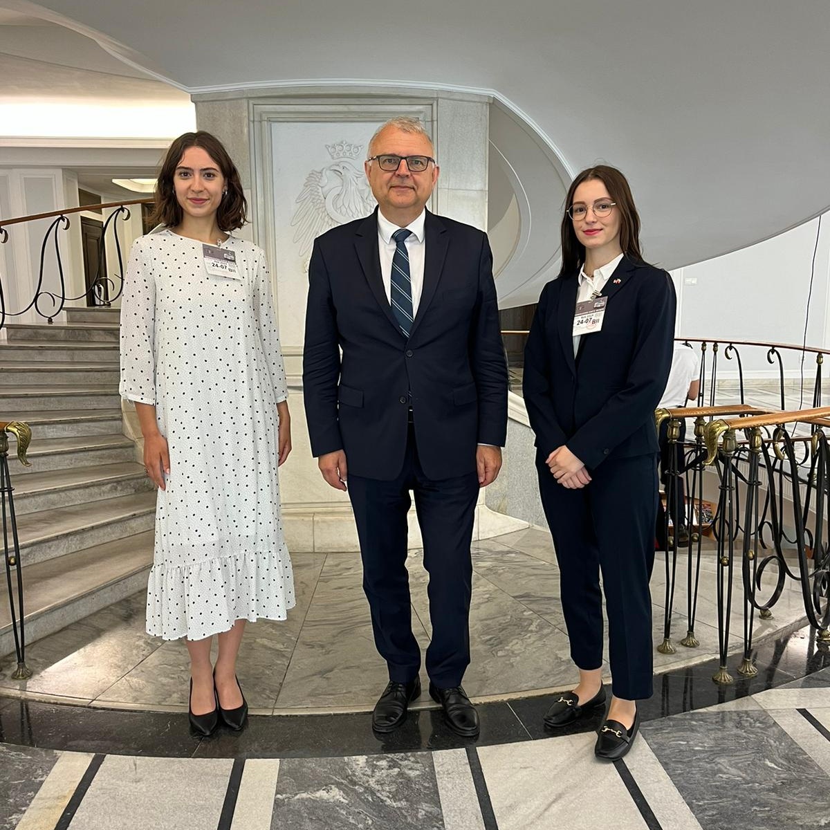 Dziś w <a href="/PolskiSenat/">Senat RP  🇵🇱</a> miałem przyjemność spotkać się z dwiema laureatkami programu stażowego Fundacji <a href="/TransatlanticPL/">Future Leaders Forum</a>. Już wkrótce obie Panie wyjadą na staże do Kongresu USA 🇺🇸, gdzie będą miały okazję zdobywać cenne doświadczenie i wiedzę.