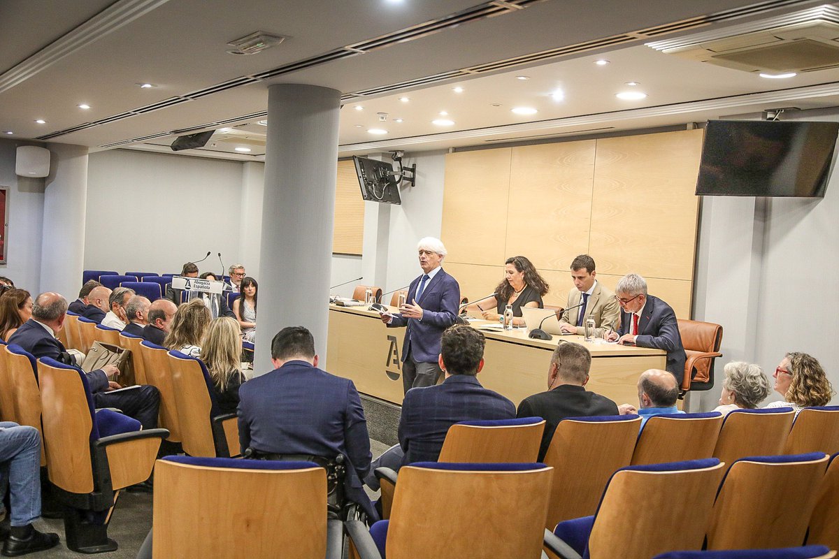 Abogacia_es's tweet photo. 📢 Iniciamos reunión con expertos, asociaciones, plataformas, colectivos de mutualistas e instituciones de la Abogacía para abordar la situación de los mutualistas alternativos. Nuestro compromiso es mejorar las condiciones de jubilación de nuestros compañeros y compañeras⚖️. https://t.co/surqHkGEAX