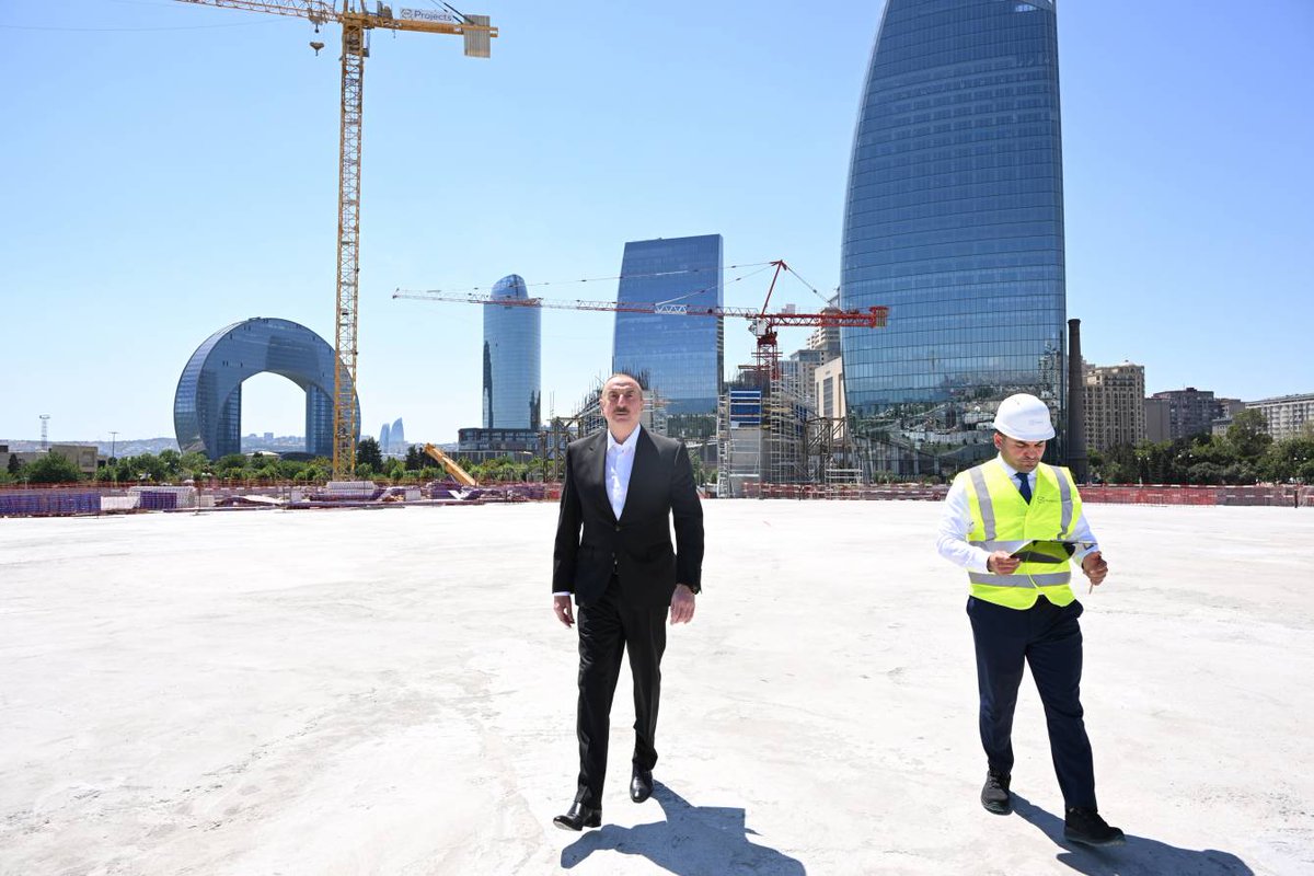 YAP_1992's tweet photo. Prezident İlham Əliyev Bakıda Zəfər parkında aparılan tikinti işləri ilə tanış olub.
https://t.co/eHvoVO8WF9 https://t.co/klRPju4Jfl