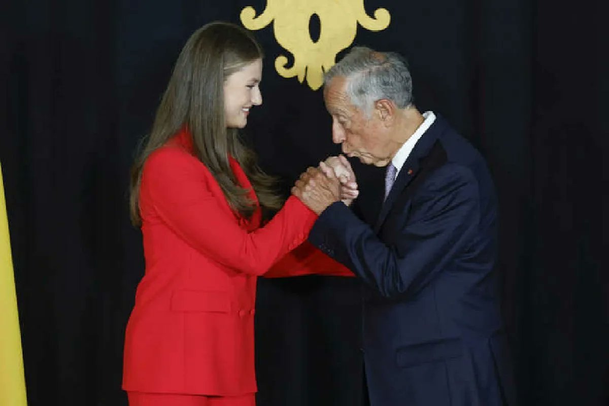 onvoitout's tweet photo. La photo controversée du baiser de la princesse Leonor lors de sa première visite officielle en Espagne https://t.co/mwmVkjm0RK