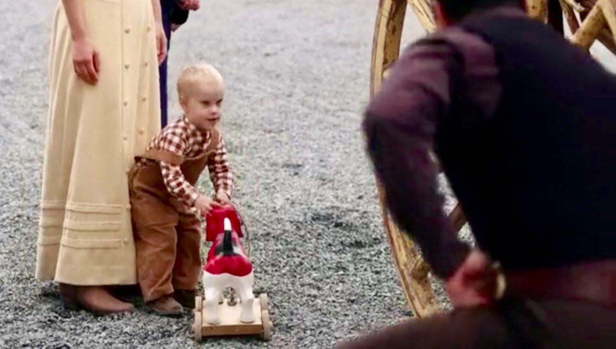 inDEwetrust's tweet photo. @Valeiaha The scene from ep8.01 was when L brought LJ the toy dog from LA. Although his heart was broken and he was thousands of miles away, E&LJ were still all he could think about. And then, there was their dance at J&C’s reception. You can tell just from the photo how romantic it was.❤️ https://t.co/gMlDJCk84V