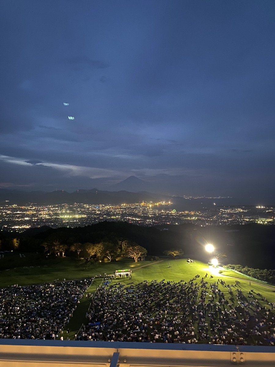 nippondaira's tweet image. 【日本平まつりの様子🌻】

◎19：25分頃
間も無く、花火打ち上げです🎆
今か今かと皆さまから熱気を感じます❗️