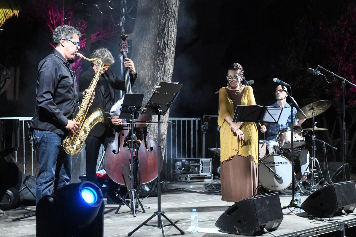 El passat dilluns vam estar al concert homenatge "no es perd el senyal, recordant a Joan Margarit" organitzat per l'institut Cervantes als Jardins de Can Ginestar amb motiu de la reunió de directors d'aquest.
